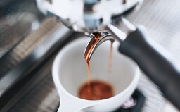 Zákazníkovi talianskej kaviarne sa nepozdávala cena za espresso. Privolaná polícia jej majiteľovi udelila pokutu