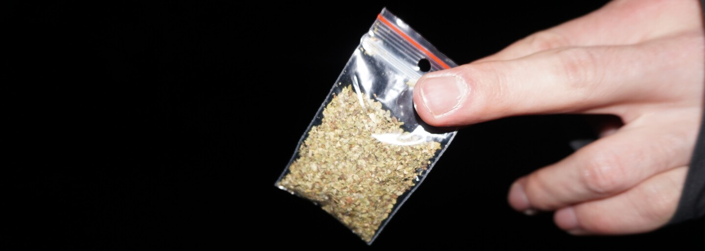 Zákerná droga herba Slovákom spôsobuje paralýzy, halucinácie aj smrť. Za 3 € nám ju chceli predať v paneláku postriekanom krvou