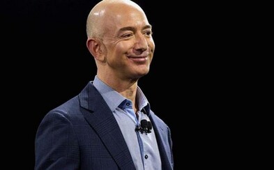 Zakladateľ Amazonu sa stal najbohatším človekom sveta. Jeff Bezos začínal v garáži, dnes vlastní majetok v hodnote skoro 100 miliárd dolárov Zakladateľ Amazonu sa stal najbohatším človekom sveta. Jeff Bezos začínal v garáži, dnes vlastní majetok v hodnote skoro 100 miliárd dolárov