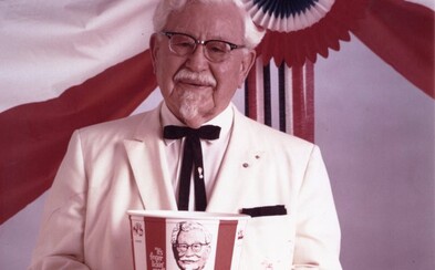 Zakladatel KFC přežil smrtící přestřelku, proklel baseballový tým a žaloval vlastní restauraci o 122 milionů dolarů Zakladatel KFC přežil smrtící přestřelku, proklel baseballový tým a žaloval vlastní restauraci o 122 milionů dolarů