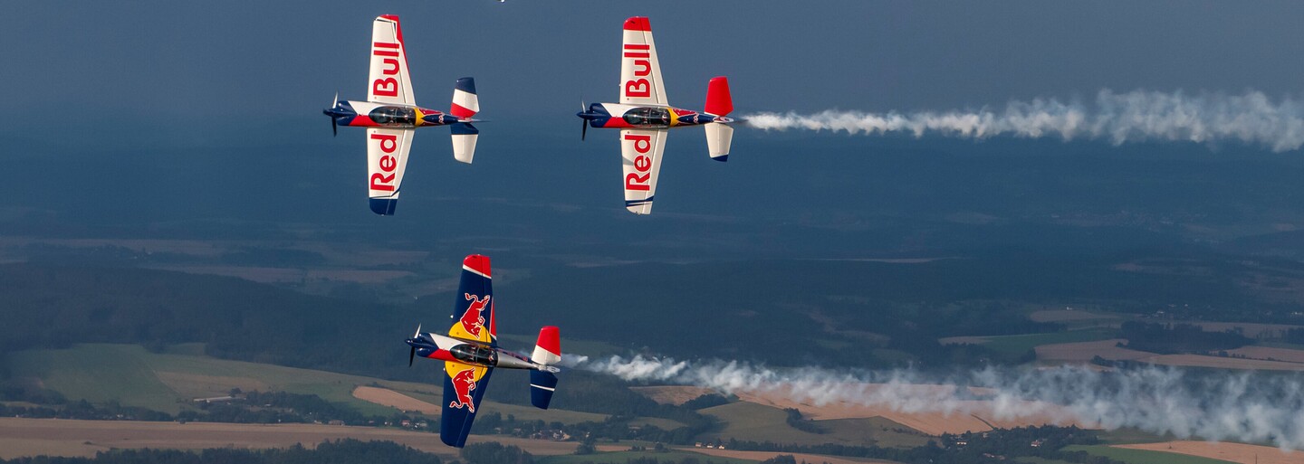 Zaleť si pre životný zážitok s Flying Bulls. Títo akrobati popierajú kaskadérskymi kúskami zákony gravitácie