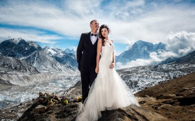 Zamilovaný pár vystoupil až na Mount Everest, aby měl nejúžasnější svatbu na světě. Věčnou lásku si slíbili doslova na vrcholu Země Zamilovaný pár vystoupil až na Mount Everest, aby měl nejúžasnější svatbu na světě. Věčnou lásku si slíbili doslova na vrcholu Země