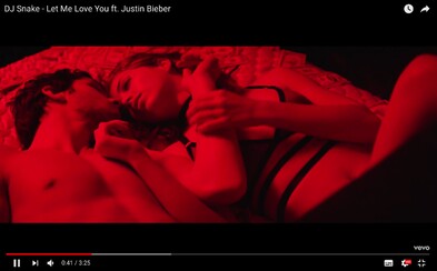 Zaľúbený pár kriminálnikov vykráda obchody v maske Justina Biebera a DJa Snakea vo videoklipe ku skladbe Let Me Love You Zaľúbený pár kriminálnikov vykráda obchody v maske Justina Biebera a DJa Snakea vo videoklipe ku skladbe Let Me Love You