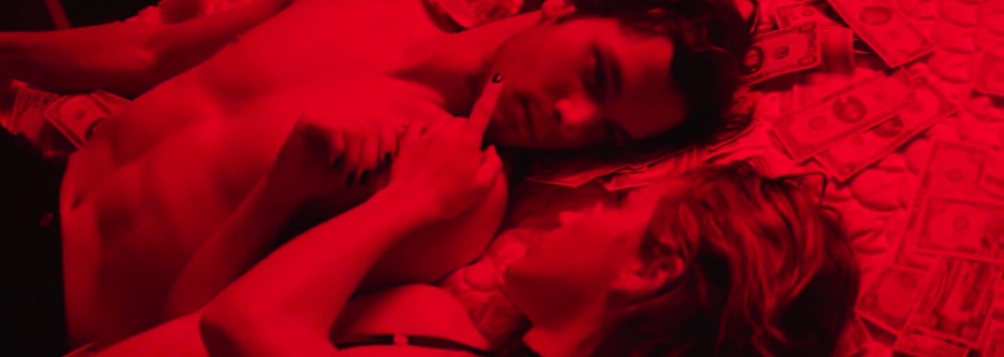 Zaľúbený pár kriminálnikov vykráda obchody v maske Justina Biebera a DJa Snakea vo videoklipe ku skladbe Let Me Love You
