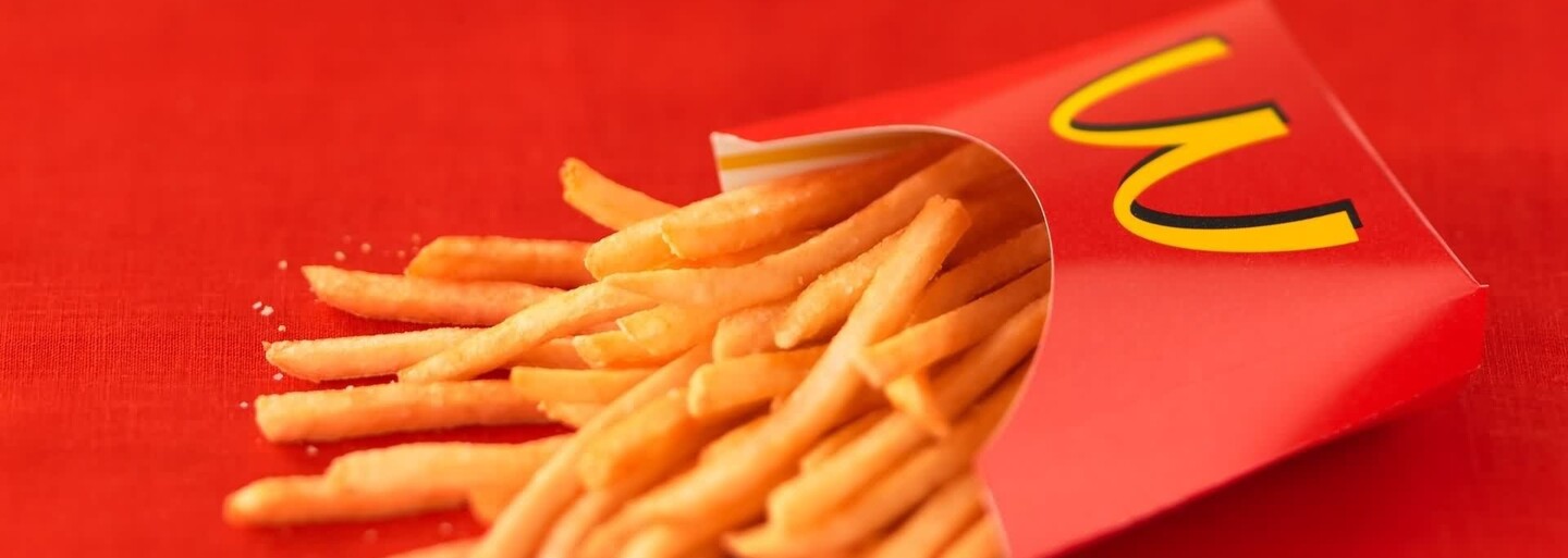 Zaměstnanci McDonald's tvrdí, že lidem naschvál dávají méně hranolků, než si objednali. Mají na to promyšlený trik