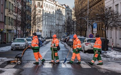 Zaměstnanci Pražských služeb zparodovali ikonické fotky The Beatles, Bohemian Rhapsody i americké vojáky v Japonsku Zaměstnanci Pražských služeb zparodovali ikonické fotky The Beatles, Bohemian Rhapsody i americké vojáky v Japonsku