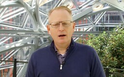 Zamestnanec Amazonu hovoril o svojich nových slúchadlách. S konkurenčnými Apple AirPods v ušiach
