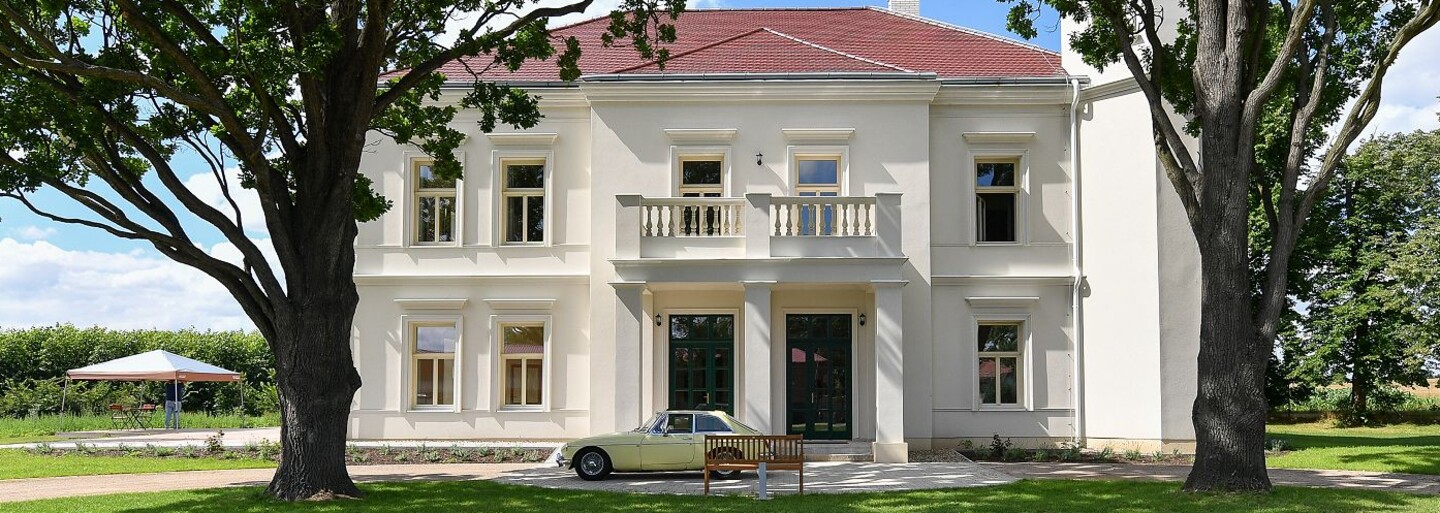 Zámok z 19. storočia, ktorý architekti premenili na oázu pokoja a rodinnej atmosféry. Od Prahy je len pár desiatok minút