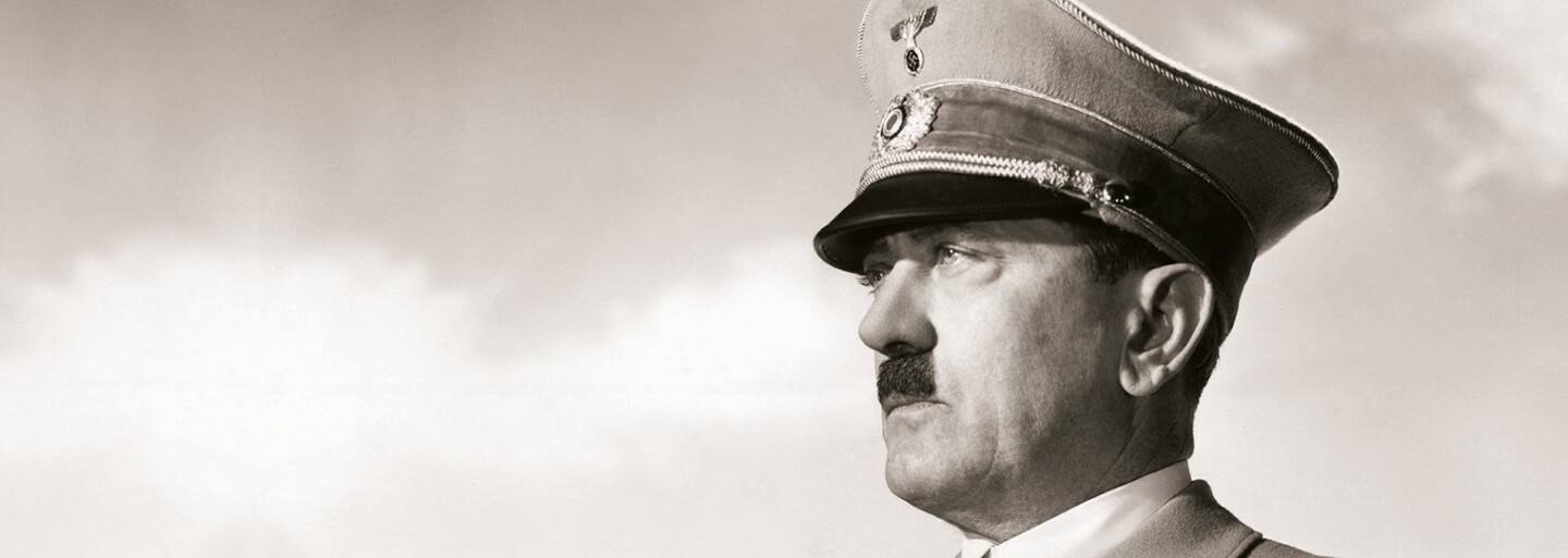 Zamyslení aj vtipkujúci. Nezverejnené fotografie Adolfa Hitlera či Evy Braunovej sa dostali na verejnosť po 72 rokoch