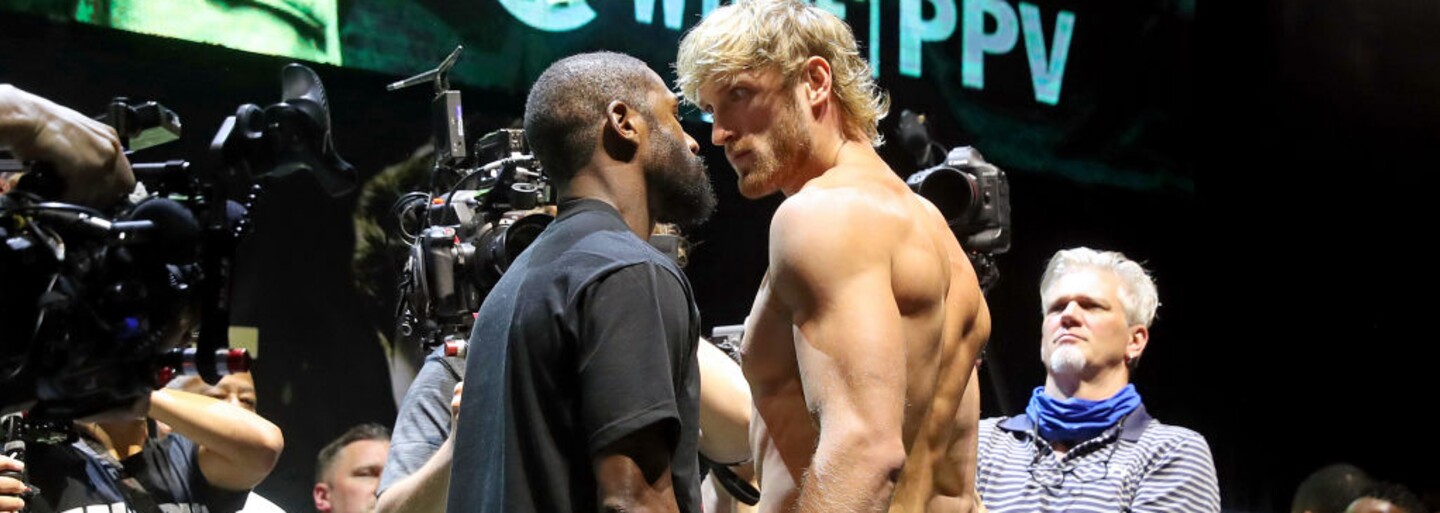 Zápas Floyda Mayweathera s Loganem Paulem skončil bez KO. YouTuber vydržel osm náročných kol
