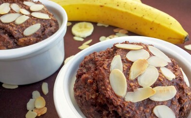 Zapekaná ovsená kaša s banánom a kakaom. Neobsahuje žiadny cukor, múku ani olej (Recept) Zapekaná ovsená kaša s banánom a kakaom. Neobsahuje žiadny cukor, múku ani olej (Recept)