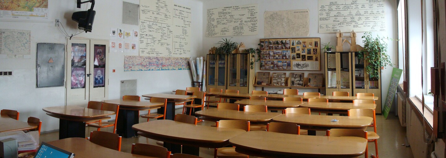 Zaplaťte 6 bitcoinů, jinak smažeme maturitní testy ze školního systému. Gymnázium v Plzni napadli hackeři zákeřným softwarem