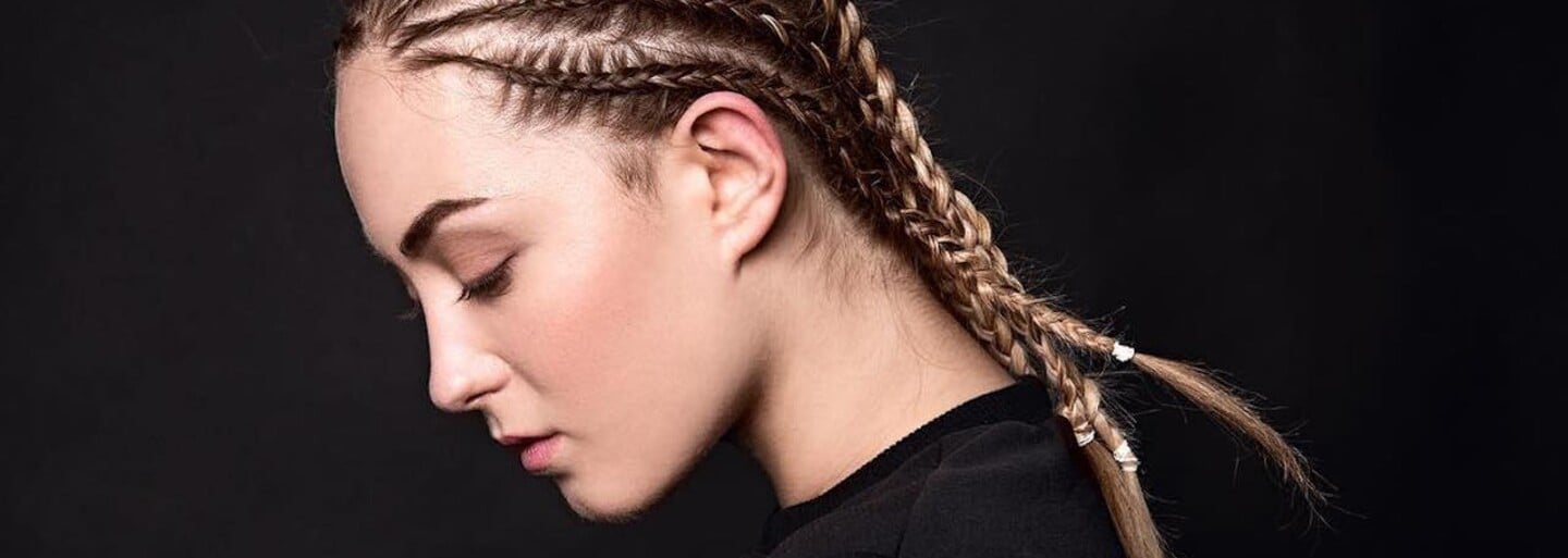 Zapletané vrkoče sú srdcovkou mnohých osobností. Braids, ktoré preslávila aj Kim Kardashian, ti predstavíme z dielne Moniky Kalickej