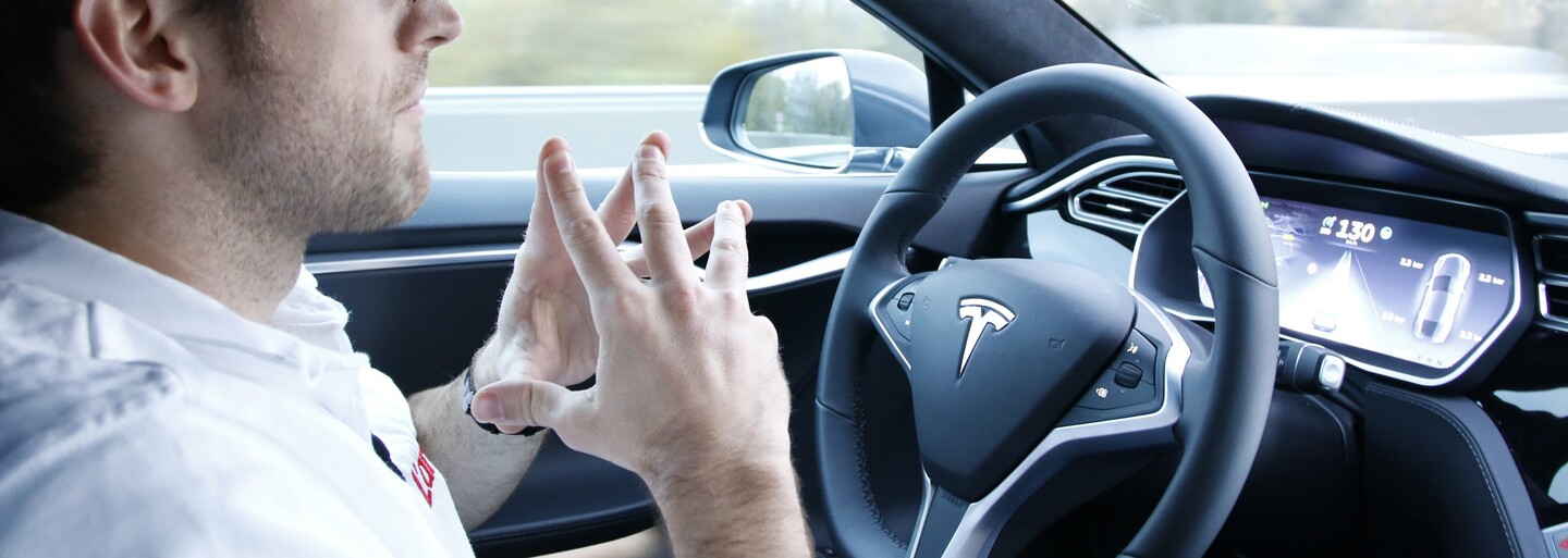 Zapol autopilota a zalomil za volantom. Odvaha spiacemu šoférovi Modelu S od Tesly určite nechýba