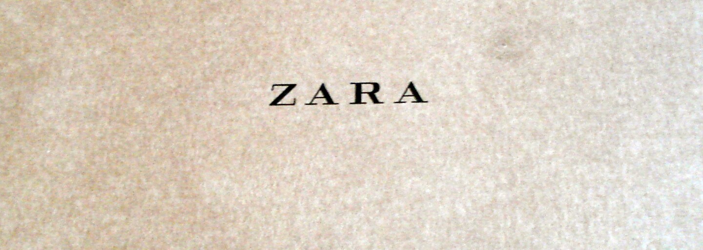 ZARA má problém. V oblečení sa objavili prišité odkazy od pracovníkov, ktorí za výrobu módnych kúskov nedostávajú zaplatené