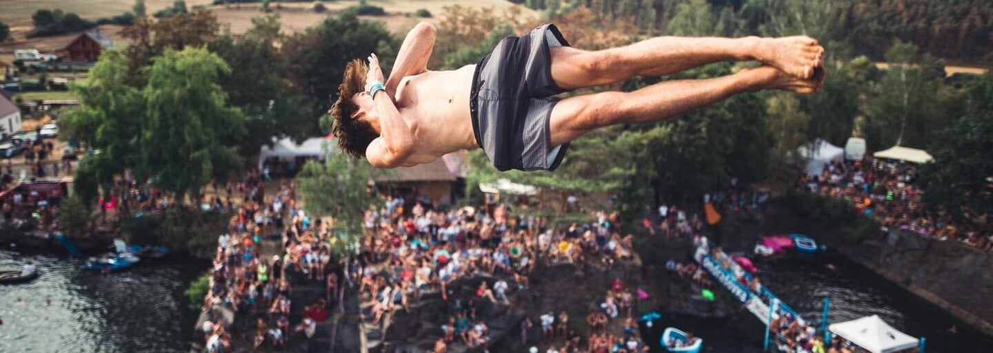 Zažij unikátní skokanskou párty uprostřed lomu. Na letošním Highjumpu vystoupí PSH a další oblíbené kapely