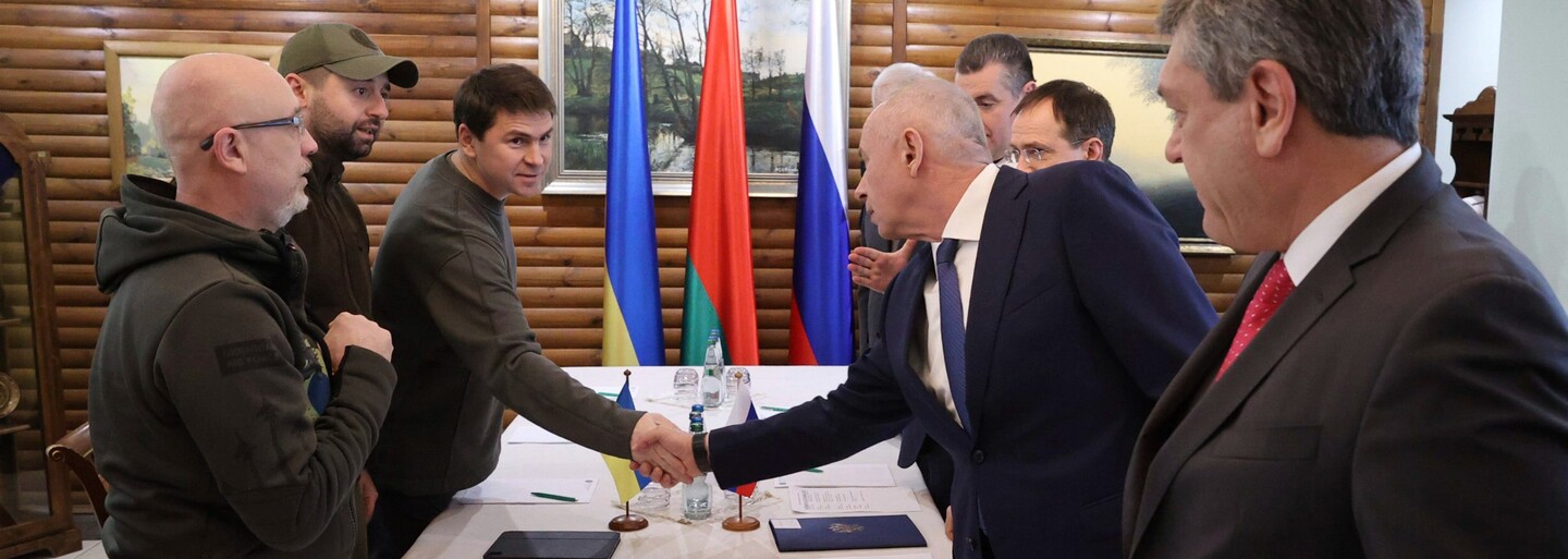 ZÁZNAM: Válka na Ukrajině: Rusko a Ukrajina se dohodly na vytvoření humanitárních koridorů. Zelenskyj chce mluvit s Putinem