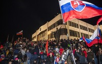 Záznam z protestov v Bratislave: Rečnili komunisti aj odsúdení extrémisti, demonštrovalo sa aj pred domom Matoviča (+ foto)