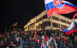 Záznam z protestov v Bratislave: Rečnili komunisti aj odsúdení extrémisti, demonštrovalo sa aj pred domom Matoviča (+ foto)