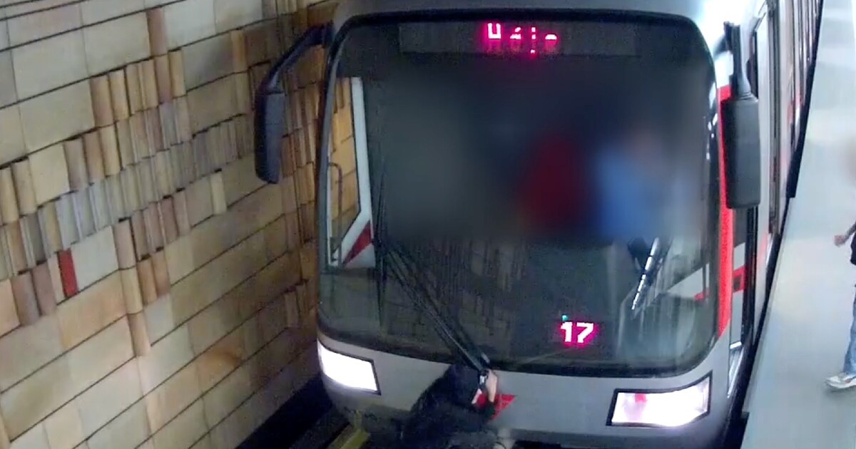VIDEO: Mladík v pražském metru riskoval život. Jel na spřáhle, hledá do policie