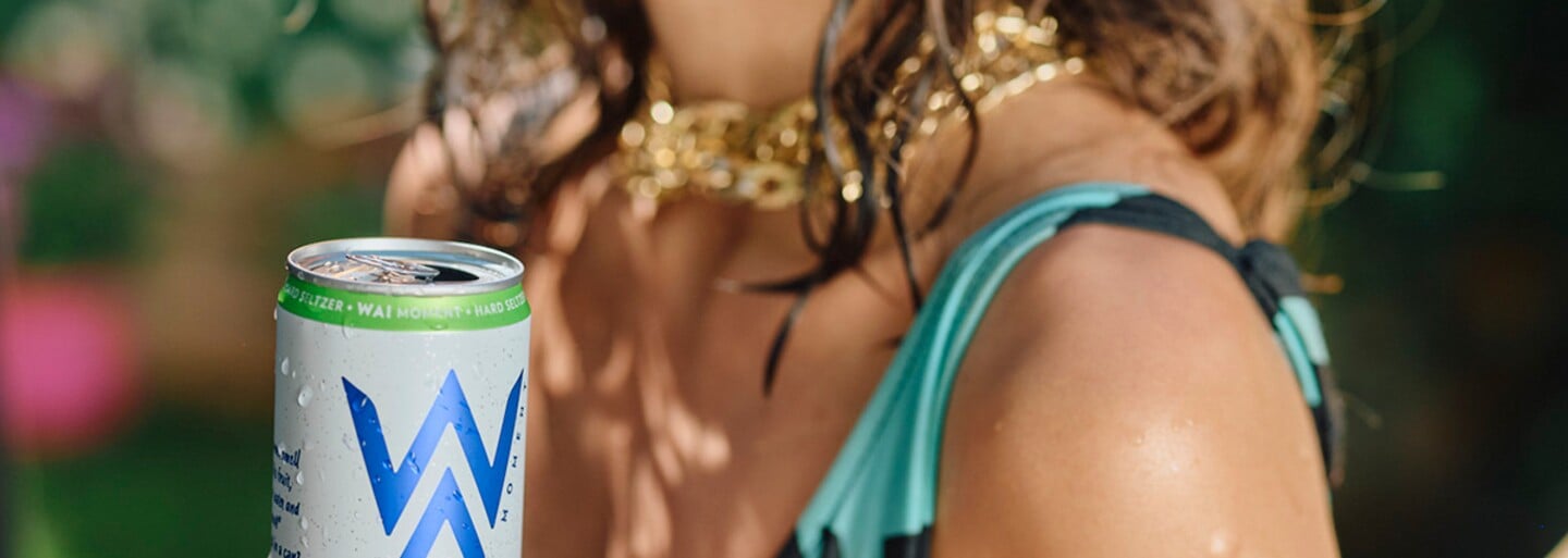 Sbohem, radlere, vítej, hard seltzere! Vyzkoušej nový trendy alkoholický nápoj, který tě v létě osvěží