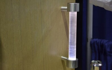 Sbohem špinavým klikám. Teenageři vytvořili kliku, která dokáže zabíjet bakterie ze špinavých rukou Sbohem špinavým klikám. Teenageři vytvořili kliku, která dokáže zabíjet bakterie ze špinavých rukou