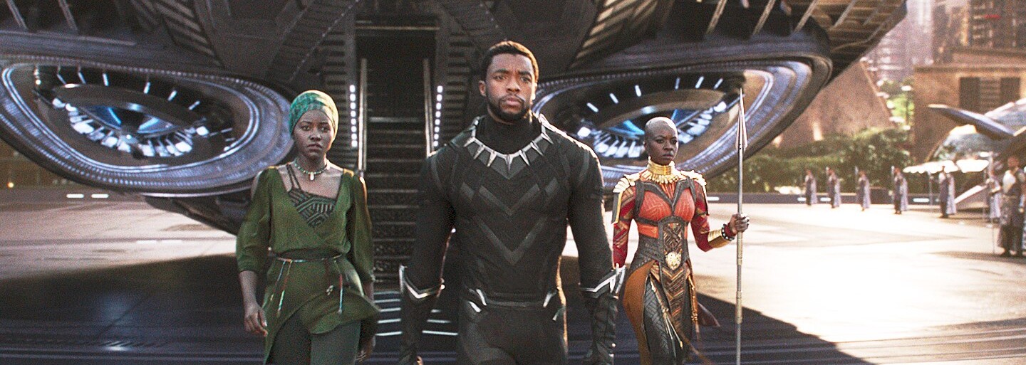 Zbrane sú primitívne, odkazujú vycvičení bojovníci po boku Black Panthera v najnovších záberoch plných akcie