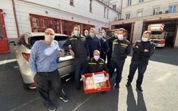 Zdeněk Pohlreich a jeho kuchaři osobně rozváží jídlo pražským hasičům