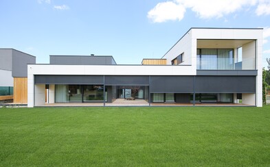 Zeleň všade navôkol a sídlo ako vystrihnuté z relácie o najlepších bývaniach. Slovenskí architekti sa opäť vyznamenali Zeleň všade navôkol a sídlo ako vystrihnuté z relácie o najlepších bývaniach. Slovenskí architekti sa opäť vyznamenali