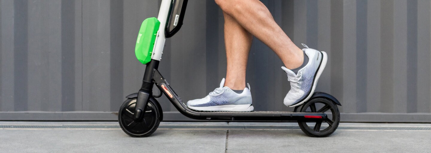 Zelené elektrokoloběžky už i v Praze. Lime odstartuje v Česku tento týden