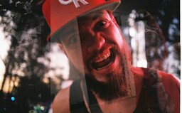 Zelené vlajky a uniformy, pryč s tím. Rapeři kritizují extremismus a poukazují na jeho nebezpečí, které představuje i Moloch
