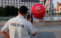 Zem horí. Fontánu pred prezidentským palácom aktivisti zakryli červenou plachtou