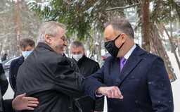 Zeman se na ceremoniálu V4 objevil bez roušky