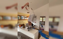 Země je láva v parkourovém stylu. Podívej se, jak si akrobatický lyžař udělal z domu opičí dráhu