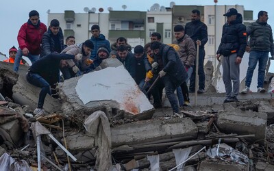Zemetrasenie si už vyžiadalo viac ako 5 000 obetí. Turecký prezident Erdogan vyhlásil sedemdňový štátny smútok 