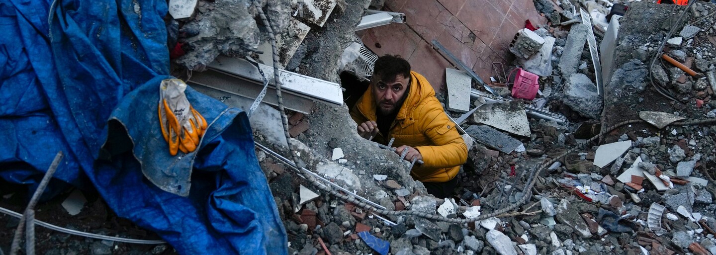 Zemětřesení v Turecku a Sýrii si vyžádalo více než 45 tisíc obětí. Počet mrtvých ještě poroste