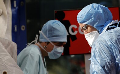 Zemřela 59letá sanitářka z Thomayerovy nemocnice, která se nakazila koronavirem. Souvislost zatím prokázána nebyla Zemřela 59letá sanitářka z Thomayerovy nemocnice, která se nakazila koronavirem. Souvislost zatím prokázána nebyla