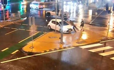 Žena autem srazila kamaráda, který na Instagram přidal video, jež ji zachycuje v trapné situaci Žena autem srazila kamaráda, který na Instagram přidal video, jež ji zachycuje v trapné situaci