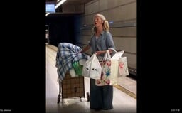 Žena bez domova spievala v metre operu, natočil ju policajt. Vďaka virálnemu video dostala ponuku nahrávacej zmluvy