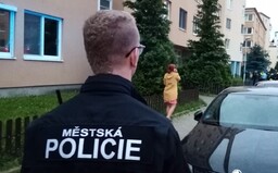Žena bez šatů bloudila Brnem. Trestám se za prohřešky vůči Bohu, řekla strážníkům