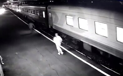 Žena chcela nastúpiť na rozbehnutý vlak, skončila na koľajniciach a súprava jej rozmliaždila nohu. Situáciu zachytila kamera Žena chcela nastúpiť na rozbehnutý vlak, skončila na koľajniciach a súprava jej rozmliaždila nohu. Situáciu zachytila kamera