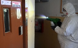 Žena jednou cestou výťahom nakazila až 71 ľudí koronavírusom. Sama vraj pritom neprejavovala žiadne symptómy