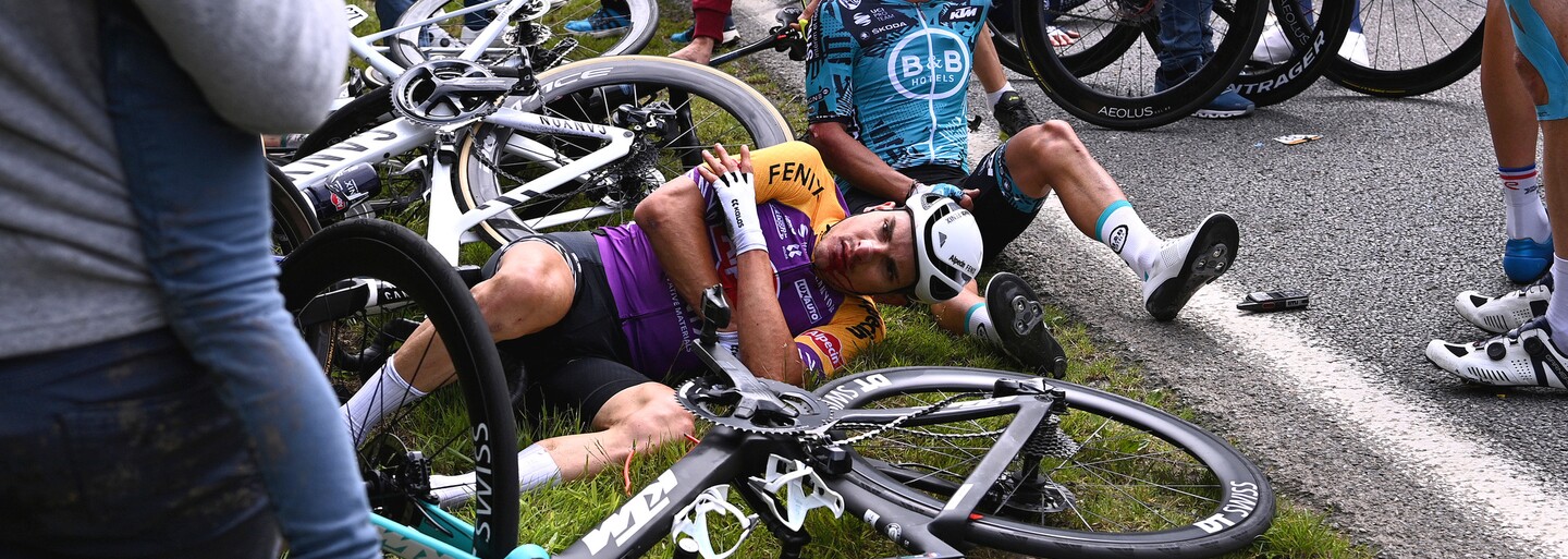Žena, která způsobila hromadný pád závodníků na Tour de France, zaplatí pokutu 1 euro