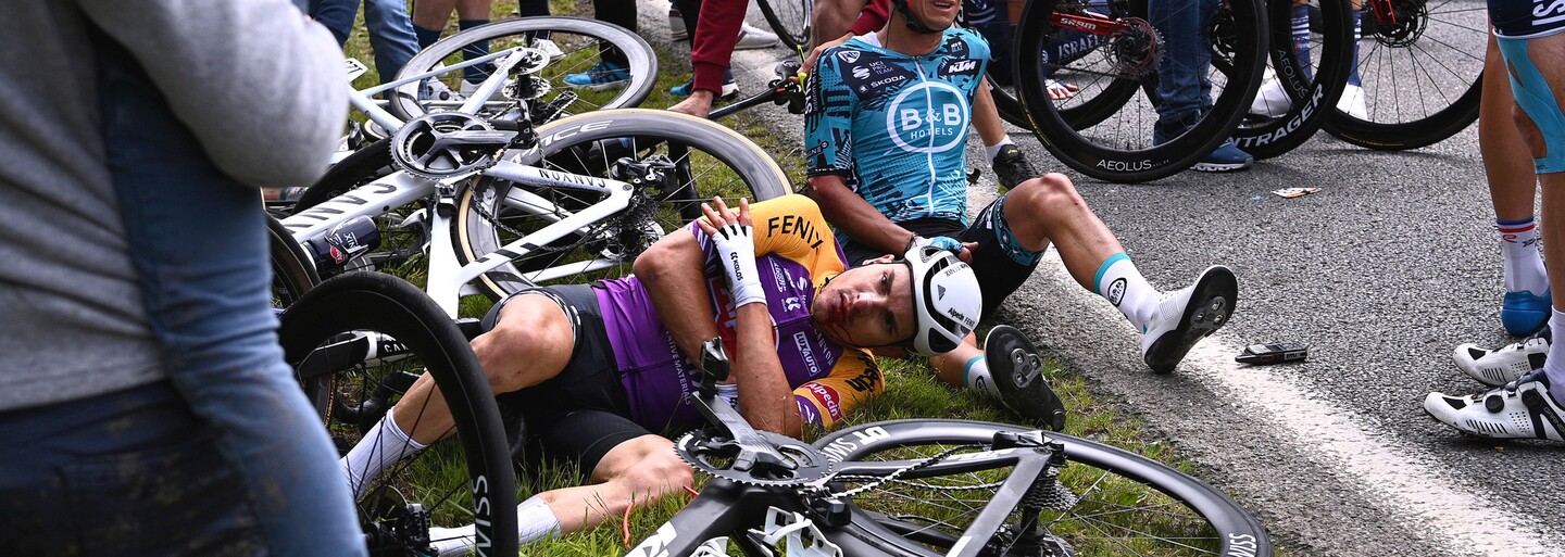 Žena, která způsobila masovou nehodu na Tour de France, se za svůj čin stydí. Prosí lidi, ať ji „nelynčují“