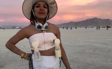 Žena na festivalu Burning Man rozdávala k pití své mateřské mléko. Návštěvníci v poušti si jím prý léčili kocovinu a přidávali si ho do kávy Žena na festivalu Burning Man rozdávala k pití své mateřské mléko. Návštěvníci v poušti si jím prý léčili kocovinu a přidávali si ho do kávy