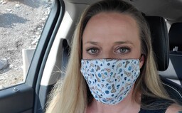 Žena nosí masku s kresbami penisov. Ak pohlavný úd zbadáš, si pri mne príliš blízko, odkazuje svojmu okoliu