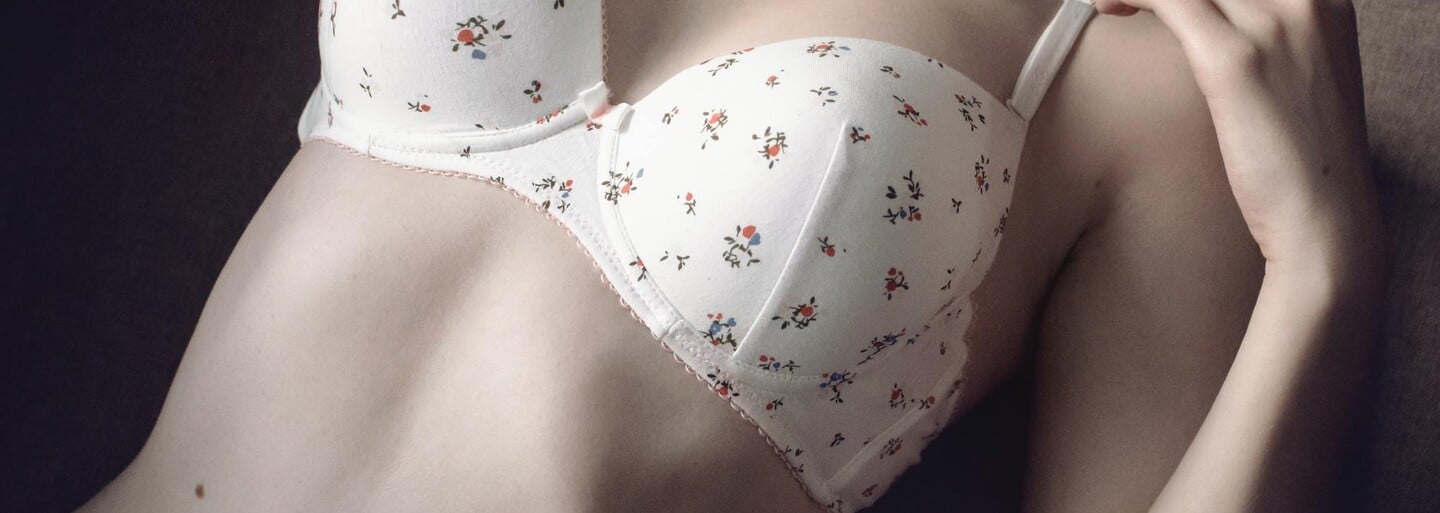 Žena před sexem kojí svého přítele. Prý to do vztahu vnáší jiskru