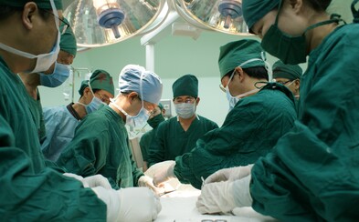 Žena si ulevila během laserové operace a její střevní plyny způsobily požár. Popálil nejen ji, ale i závěs Žena si ulevila během laserové operace a její střevní plyny způsobily požár. Popálil nejen ji, ale i závěs