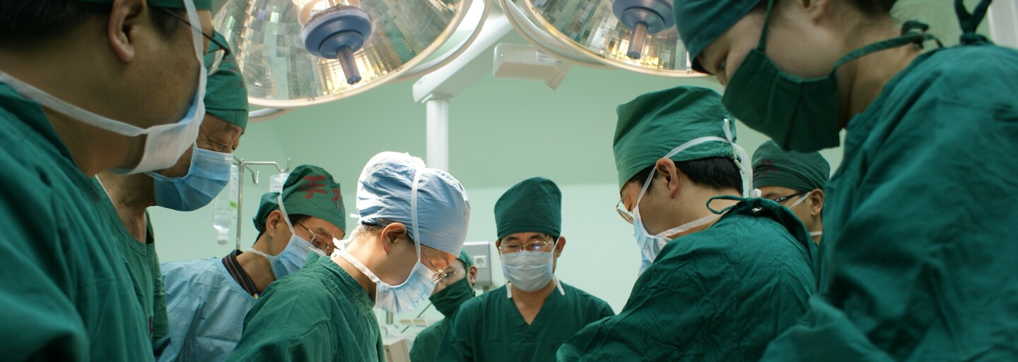 Žena si uľavila počas laserovej operácie a jej črevné plyny spôsobili oheň. Popálil nielen ju, ale aj záves