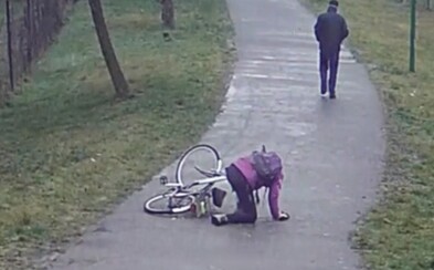 Žena spadla z kola a zlomila si nohu. Muž jí nepomohl a s rukama v kapsách odešel pryč Žena spadla z kola a zlomila si nohu. Muž jí nepomohl a s rukama v kapsách odešel pryč